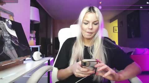 Snapshot of tinykylie chatting on 06.05.26 stage Kylie Sinner brand CLITBAIT online show from 06.05.26