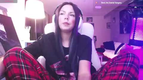 Snapshot of tinykylie chatting on 06.10.26 stage Kylie Sinner brand CLITBAIT online show from 06.10.26