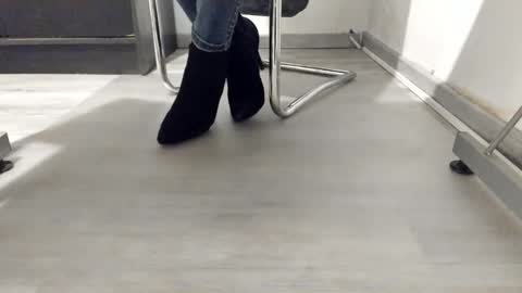 Snapshot of tired33 chatting on 10.12.25 Anna online show from 10.12.25