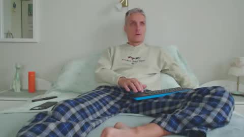 Daniel Bisexual uncut 20cm online show from 09.20.25