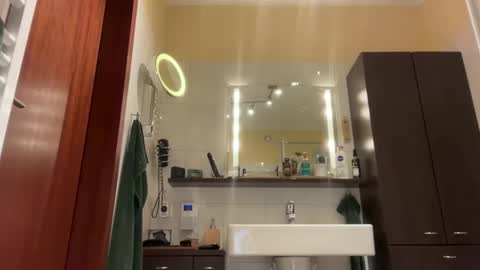 Snapshot of tom__uncut chatting on 12.22.25 Tom online show from 12.22.25