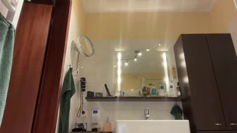 Snapshot of tom__uncut chatting on 12.23.25 Tom online show from 12.23.25