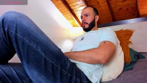 Snapshot of tom_bailey_ chatting on 11.04.25 online show from 11.04.25