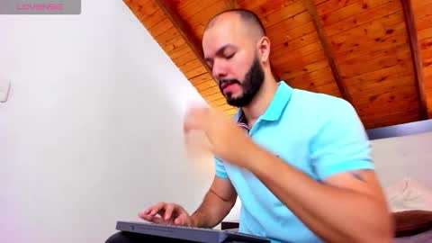 Snapshot of tom_bailey_ chatting on 11.09.25 online show from 11.09.25