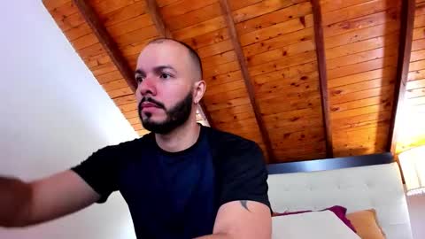 Snapshot of tom_bailey_ chatting on 12.01.25 online show from 12.01.25