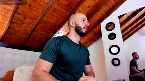 Snapshot of tom_bailey_ chatting on 12.18.25 online show from 12.18.25