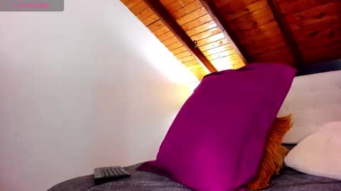 Snapshot of tom_bailey_ chatting on 12.20.25 online show from 12.20.25