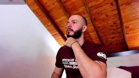 Snapshot of tom_bailey_ chatting on 12.21.25 online show from 12.21.25