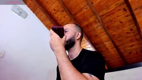 Snapshot of tom_bailey_ chatting on 12.22.25 online show from 12.22.25