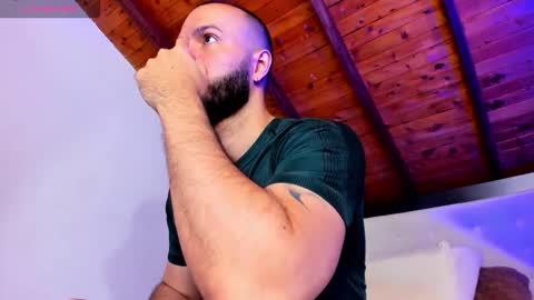 Snapshot of tom_bailey_ chatting on 01.06.26 online show from 01.06.26