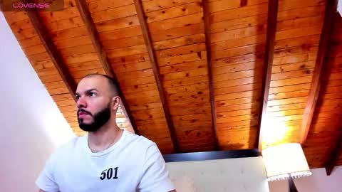 Snapshot of tom_bailey_ chatting on 01.10.26 online show from 01.10.26