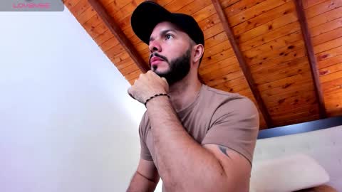 Snapshot of tom_bailey_ chatting on 01.11.26 online show from 01.11.26