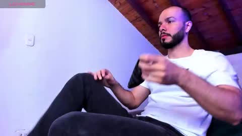 Snapshot of tom_bailey_ chatting on 02.01.26 online show from 02.01.26