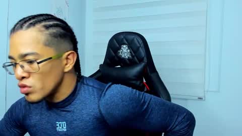 Snapshot of tom_kingfit chatting on 11.18.25 SPORTSFIT29 online show from 11.18.25