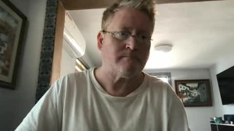 Snapshot of tomascausa chatting on 01.28.25 Hola online show from 01.28.25