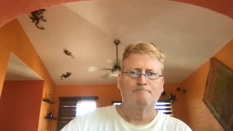 Snapshot of tomascausa chatting on 10.29.25 Hola online show from 10.29.25