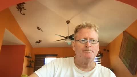 Snapshot of tomascausa chatting on 02.17.26 Hola online show from 02.17.26