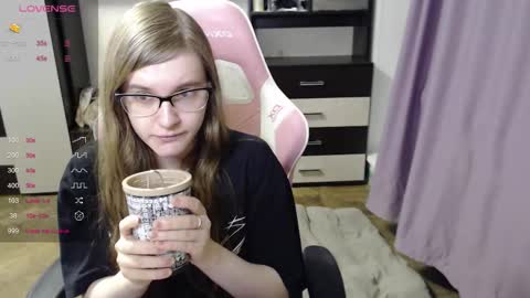 Snapshot of tomato_tease chatting on 12.01.25 tomato_tease online show from 12.01.25