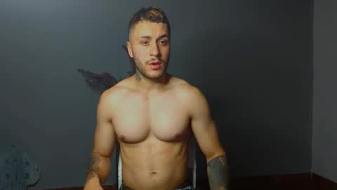 Snapshot of tomdavisxl chatting on 10.18.25 tomDavisXl online show from 10.18.25