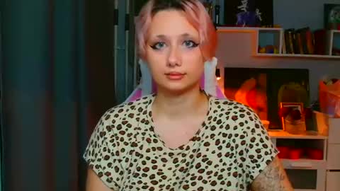 Snapshot of tommioo7 chatting on 03.12.25 Galadriel online show from 03.12.25