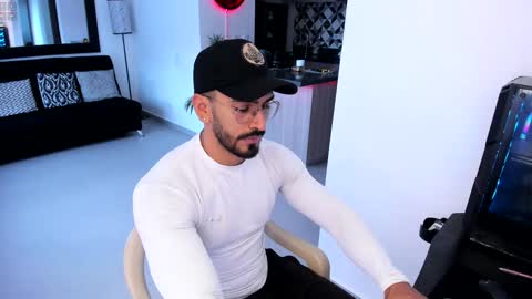 Snapshot of tony_muscle1 chatting on 01.17.25 tony muscle1 online show from 01.17.25