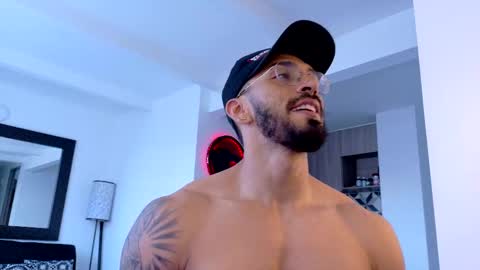 Snapshot of tony_muscle1 chatting on 09.23.25 tony muscle1 online show from 09.23.25