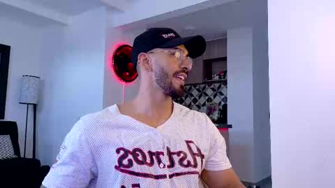 Snapshot of tony_muscle1 chatting on 10.20.25 tony muscle1 online show from 10.20.25