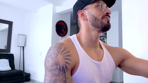 Snapshot of tony_muscle1 chatting on 10.26.25 tony muscle1 online show from 10.26.25