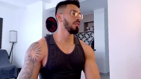 Snapshot of tony_muscle1 chatting on 11.25.25 tony muscle1 online show from 11.25.25