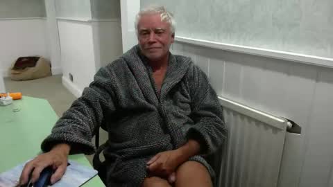 Snapshot of topsurgeon2025 chatting on 12.21.25 topsurgeon2025 online show from 12.21.25