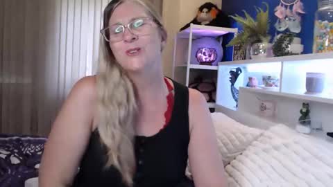 Snapshot of total_aussie_milfs chatting on 02.22.26 Milly online show from 02.22.26