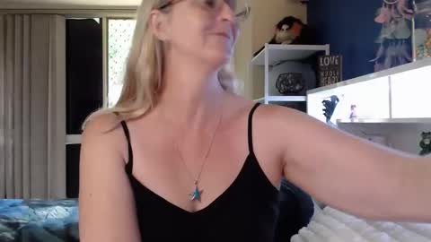 Snapshot of total_aussie_milfs chatting on 03.16.26 Milly online show from 03.16.26
