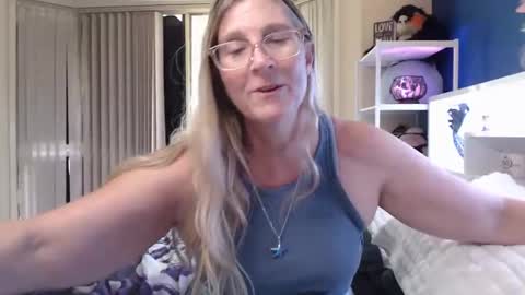 Snapshot of total_aussie_milfs chatting on 03.17.26 Milly online show from 03.17.26