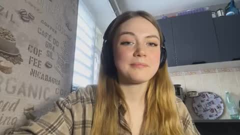 Snapshot of toyarinaldis chatting on 02.11.26 Mia online show from 02.11.26