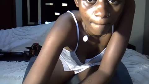 Snapshot of tracyvibes chatting on 11.17.25 Flavia online show from 11.17.25