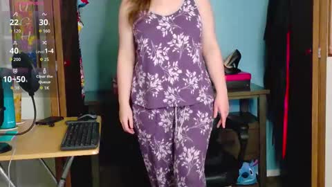 Snapshot of treejeanne chatting on 11.12.25 TreeJeanne online show from 11.12.25