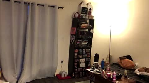 Snapshot of trhothoney chatting on 02.28.25 Trixie online show from 02.28.25