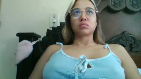 Snapshot of triana_bell chatting on 01.12.25 triana_bell online show from 01.12.25