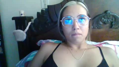 Snapshot of triana_bell chatting on 02.03.25 triana_bell online show from 02.03.25