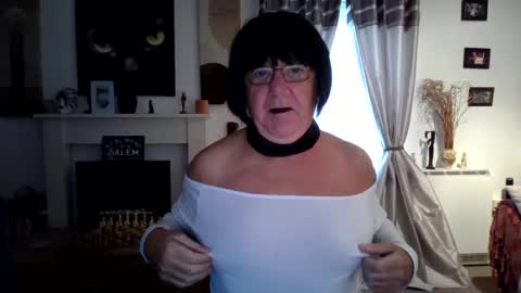 Snapshot of trinity1011 chatting on 10.01.25 trinity1011 online show from 10.01.25