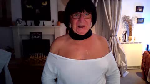 Snapshot of trinity1011 chatting on 10.05.25 trinity1011 online show from 10.05.25