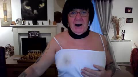 Snapshot of trinity1011 chatting on 11.06.25 trinity1011 online show from 11.06.25