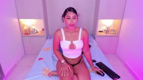 Snapshot of trishamoon chatting on 12.23.25 TRISHA online show from 12.23.25