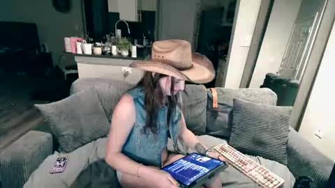 Snapshot of tslovelace chatting on 10.08.25 tslovelace online show from 10.08.25