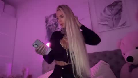 tsmiadeluxxe online show from 12.16.25