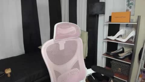 Snapshot of tsuncutrhein chatting on 10.21.25 tsuncutrhein online show from 10.21.25