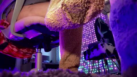 Snapshot of tsunderenextdoor chatting on 10.14.25 MOCHI NEXT DOOR online show from 10.14.25