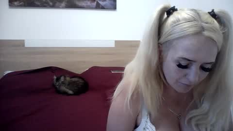 Snapshot of ttrnynela chatting on 09.20.25 Ttrnynela online show from 09.20.25