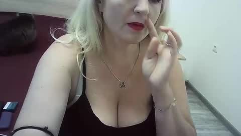 Snapshot of ttrnynela chatting on 10.19.25 Ttrnynela online show from 10.19.25