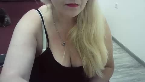 Snapshot of ttrnynela chatting on 10.21.25 Ttrnynela online show from 10.21.25